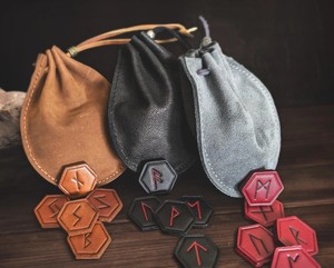 Juego de Runas de Cuero con Bolsa de Cuero Hecha a Mano, Piedras de Adivinación Nórdicas Futhark, Regalo Espiritual Tradicional para Coleccionistas - Product Image 1
