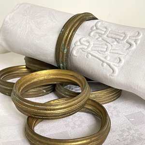 Anneau de serviette en métal d'inspiration luxueuse, idéal pour des présentations de table élégantes et des services de table haut de gamme. - Product Image 1