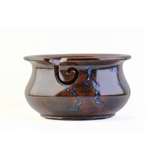 Bol à fil rond avec incrustation en résine bleue, support en bois artisanal pour le tricot et le crochet, design simple et durable - Product Image 4