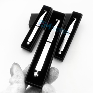แหนบดึงขนตา RMI Diamond Grip และ Plain Grip ปลายโค้ง 90 องศา / ดีไซน์ลายหัวใจและฤดูหนาว / บรรจุในกล่องการ์ด - Product Image 4