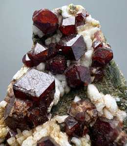 Spécimen de cristaux de grenat entièrement terminés provenant de Laghman, Afghanistan, minéral naturel, pierre précieuse de collection pour exposition - Product Image 1