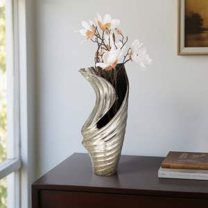 Vase à fleurs en métal Jazzy, apportant une touche artistique aux étagères, aux manteaux de cheminée et aux arrangements de table, avec un caractère audacieux. - Product Image 3