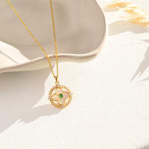 Collier en jadéite véritable avec pendentif trèfle en perle, argent sterling 925 plaqué or 14 carats, cadeau pour la fête des mères, anniversaire, pour elle - Product Image 1