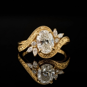 Anillo Art Deco Vintage Hecho a Mano, Anillo de Compromiso con Diamante CVD de Corte Ovalado, Anillo con Grabado a Mano de Hojas, Anillo Bypass de Oro Amarillo de 18K - Product Image 6