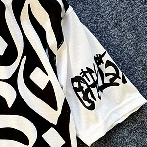 เสื้อถักคอวีผู้ชาย ผ้าโพลีเอสเตอร์/คอตตอนน้ำหนักเบา ระบายอากาศได้ดี แห้งเร็ว ทรงหลวม สไตล์อาหรับ ผลิตแบบ OEM ผ่านกระบวนการซับลิเมชั่น  ยั่งยืนและเป็นมิตรต่อสิ่งแวดล้อม - Product Image 2