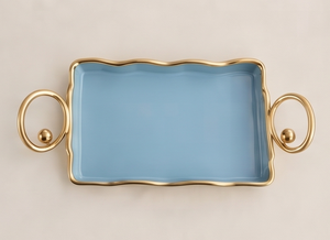 Plateau en métal émaillé bleu à bord ondulé style nordique, avec poignées ovales dorées antique, centre de table décoratif, organisateur et plateau de service - Product Image 3