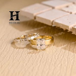 Anillo de compromiso de oro amarillo de 14K con diamante de laboratorio de corte esmeralda de lujo, diseño de banda de cigarro, ancho y plano, apilable - Product Image 1