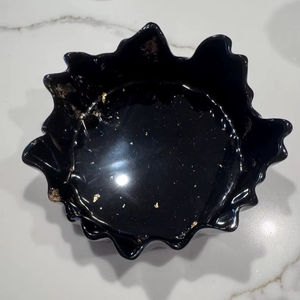 Bol décoratif artisanal en résine époxy noire, bronze et cuivre, design géode, taille moyenne - Product Image 1