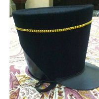 Reproducción de una gorra kepi o shako de oficina austrohúngara de la Primera Guerra Mundial, típica de fieltro negro con ribete de trenza dorada.