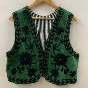 Gilet en velours vert Suzani brodé à la main, veste sans manches à motifs floraux, gilet tribal, cadeau pour elle, gilet sans manches pour l'hiver - Product Image 3