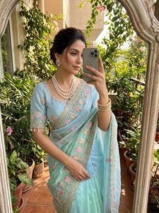 Sari en satin brodé Satin Grace, Sari Royal Satin Bloom, Sari élégant à bordure Aarco, Sari brodé au fil de perle - Product Image 6