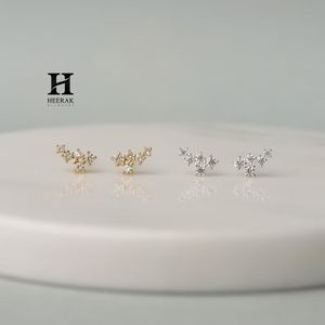 Boucles d'oreilles clous de luxe en grappe, clous d'oreilles minimalistes multi-pierres en diamant, bijoux délicats en or 14 carats pour femmes et tenues de mariée - Product Image 2