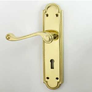 Manija de puerta de latón grabada clásica, dorada vintage, con placa de embellecimiento larga y orificio para llave, cerradura de palanca de seguridad para interiores. - Product Image 1