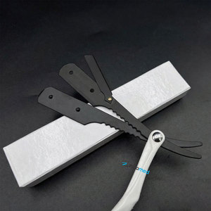 Rasoir droit en acier durable avec logo gravé sur mesure, noir et blanc, avec manche en plastique pour le rasage du visage - Product Image 5