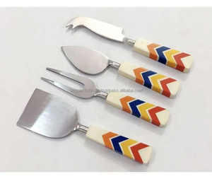 Cuchillo para queso de hoja pequeña de acero inoxidable con mango de resina, espátula plana estrecha para queso, utensilios de repostería ecológicos hechos a mano - Product Image 2