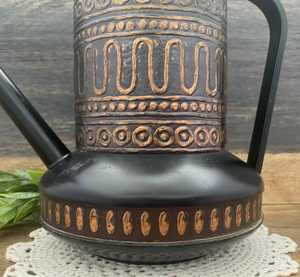 Jarra de riego de diseño único en color negro para plantas de interior y exterior, y florero decorativo para flores frescas y artificiales de la India. - Product Image 3
