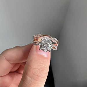 Anillo Cruzado de Cuatro Puntas con Diamante CZ Blanco de Corte Redondo Premium, Joyería Elegante para Esposa, Regalo de Aniversario - Product Image 1