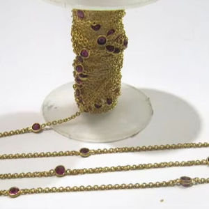 Chaîne de connexion en argent sterling 92,5 % avec rubis fantaisie ronds de 4 mm sertis en clos, vendue au mètre - Product Image 2