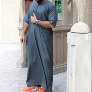 Túnica gris de manga corta para hombre, ropa islámica modesta, transpirable, cuello redondo, largo hasta el tobillo, jubba árabe - Product Image 6