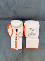 Ensemble d'entraînement et de sparring en cuir neuf, sur mesure, super confortable, comprenant des gants de kickboxing Fly, un protège-tête et un protège-guêtres.