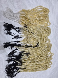 Perles de prière bouddhistes en résine écologiques faites à la main avec pompons, peintes à la main pour la méditation et le culte, 50 perles par brin - Product Image 1