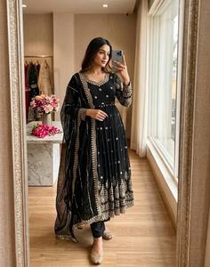 Robe Anarkali noire brodée à manches longues, longueur cheville, avec dupatta, tenue traditionnelle indienne et pakistanaise pour femmes - Product Image 1