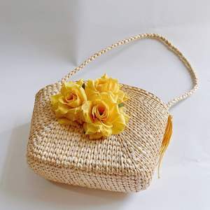 Sac à main bohème fait main en jacinthe d'eau, tissé avec fleur jaune et pompon, style plage estival - Product Image 6