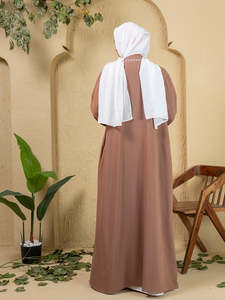 Abaya marron modeste pour femme, longueur ras du sol, coupe ample, manches longues, col rond, en coton, pour usage quotidien, style Moyen-Orient, avec bordure brodée - Product Image 3