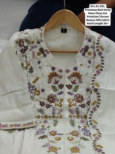 Traje Sharara Pallazo de Fiesta Premium de Viscosa Romana con Mangas Largas, Corte Acampanado hasta la Rodilla y Bordado Intenso - Product Image 4