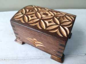 Coffret de rangement en bois décoratif à bas prix pour petits accessoires, objets précieux et trésors personnels - Product Image 1