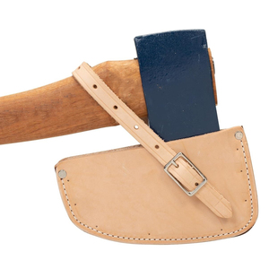 Protector de hacha de cuero duradero con diseño de correa ancha y herrajes de latón para una estética clásica y larga duración. - Product Image 1