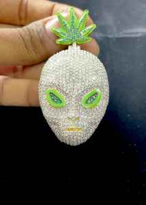 Colgante Hip Hop Personalizado de Lujo con Cara de Extraterrestre Iced Out, Moissanita Redonda VVS que Brilla en la Oscuridad, Acabado en Plata 925 con Baño de Rodio/Oro - Product Image 4