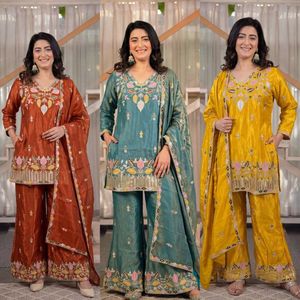 Découvrez l'élégance et le style avec cet ensemble de costume trois pièces en satin de soie brodé, conçu pour les femmes modernes. - Product Image 6