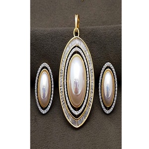 Ensemble collier et boucles d'oreilles de créateur en laiton plaqué or de qualité supérieure avec zircon, collection pour femmes pour mariage et soirée - Product Image 2