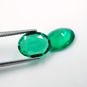 Paire de pierres précieuses d'émeraude colombienne cultivée en laboratoire, taille poire facettée (2,20 carats) (2 pièces) HAYAAT GEMS pour la fabrication de bijoux 9x7x3mm - Product Image 3