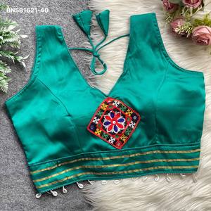 Nouvel arrivage : Blouse rembourrée et sans manches en satin Malai avec broderie motif Gamthi et bordure en dentelle Butta & Kodi, fournisseur de Surat - Product Image 5
