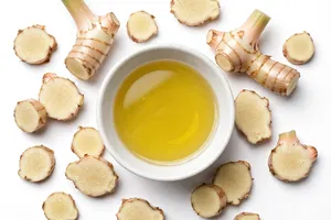 Huile Essentielle de Galangal Hanu Rare Distillée à la Vapeur 100% Pure et Naturelle Huile de Galangal Cosmétique Aromathérapie Fabricant Fournisseur en Gros - Product Image 2