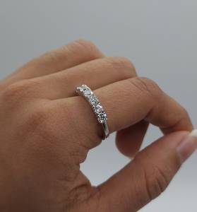 Bague en or avec 7 diamants de laboratoire de 1,05 carat |   Bijoux de mariage et d'anniversaire empilables en or 18 carats certifiés IGI - Product Image 2