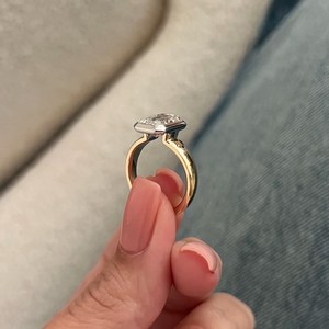 Bague de fiançailles Art Déco unique avec diamant de laboratoire taille émeraude de 3 carats, pureté VVS2, sertie clos, deux tons blancs, certifiée IGI - Product Image 3