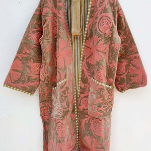 Kimono largo artesanal de terciopelo transpirable con bordado de animales estilo Suzani, estilo bohemio, con botones, para invierno. - Product Image 2