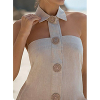 Robe courte en lin à col halter et boutons ou chemise en lin à boutons médaillon