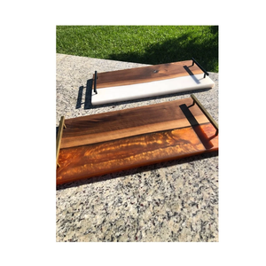 Plateau de service rectangulaire en bois Grain Aura avec poignées en laiton, design minimaliste en bois massif, plateau de service durable - Product Image 1