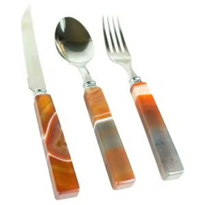 Ensemble de couverts modernes en métal avec manches en céramique ondulées rouges, finition miroir haute brillance, compatible lave-vaisselle, idéal pour les réceptions - Product Image 2