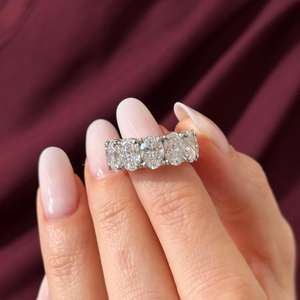 Énorme alliance éternité ovale de 12 carats en diamant de laboratoire, diamants ovales E VVS2, sertissage à griffes partagées 8MM - Product Image 1