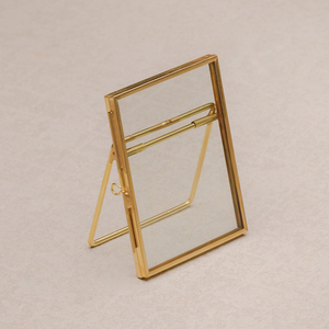 Cadre photo rectangulaire miniature en verre transparent avec bordure en laiton, design unique, finition dorée, décoration de table pour la maison ou le bureau - Product Image 5