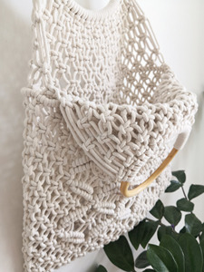 Pochette en macramé à nœuds géométriques, faite à la main, durable, pliable, taille personnalisée avec poignée en bois - Product Image 3