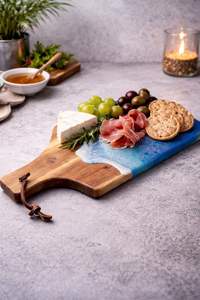 Tabla de servir ecológica de resina Blue Tide con mango de madera, apta para lavavajillas - Product Image 4