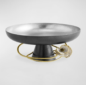 Cuenco de servir de metal con textura oscura, base de pedestal, anillo dorado y detalles florales. Disponible a precios de mayorista para interiores de lujo. - Product Image 1
