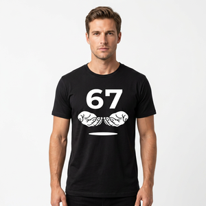 Camiseta negra de manga corta para hombre con estampado del número 67 y bigote, cuello redondo, corte regular, de algodón jersey. - Product Image 4