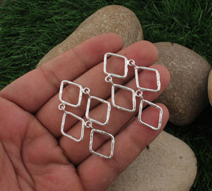 Boucles d'oreilles pendantes minimalistes de luxe en argent, géométriques texturées, délicates, en argent sterling 925, bijoux pour mariage, cadeau d'anniversaire - Product Image 1